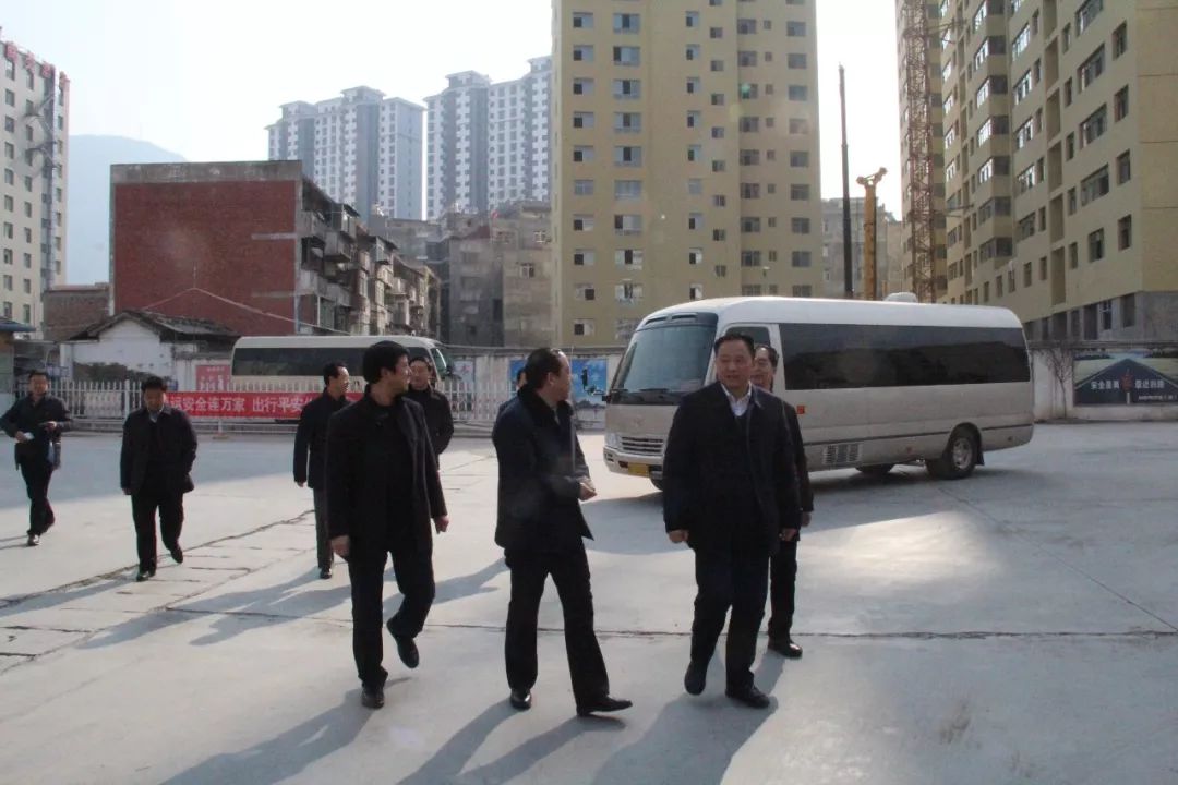 隴南市委常委、常務(wù)副市長張慶宏、副市長徐世林、市人大副主任陳榮等一行深入隴運集團公司武都汽車站開展春節(jié)前走訪慰問活動