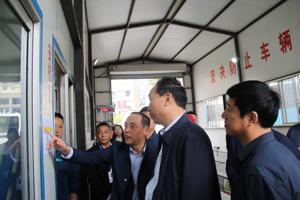 市安委辦主任、安監(jiān)局局長(zhǎng)李永宏一行到隴運(yùn)集團(tuán)公司檢查指導(dǎo)工作